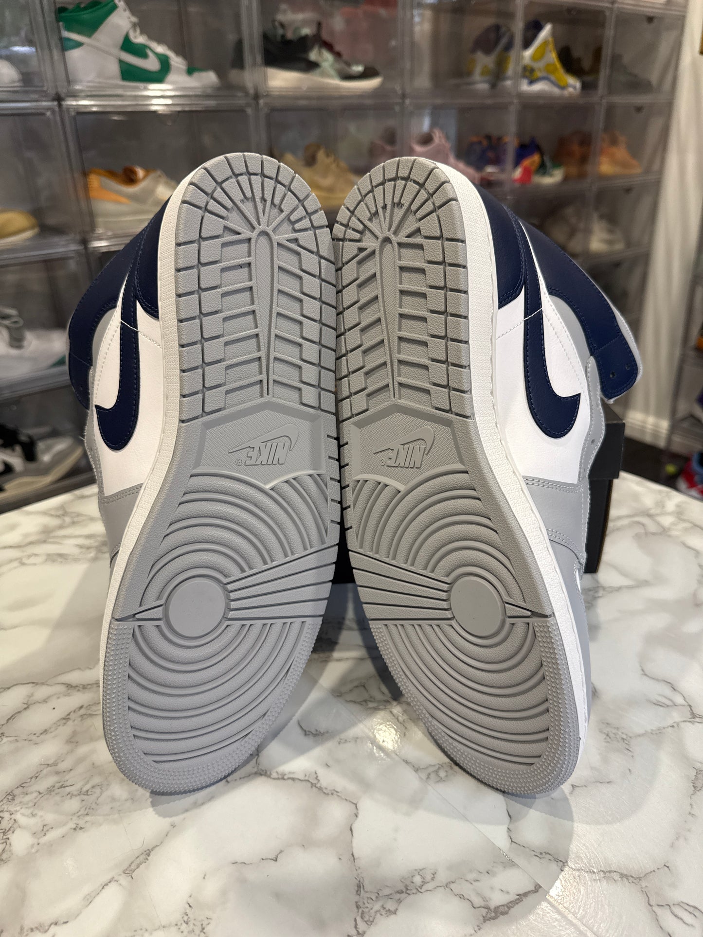 Air Jordan 1 Mid 'Wolf Grey Midnight Navy'