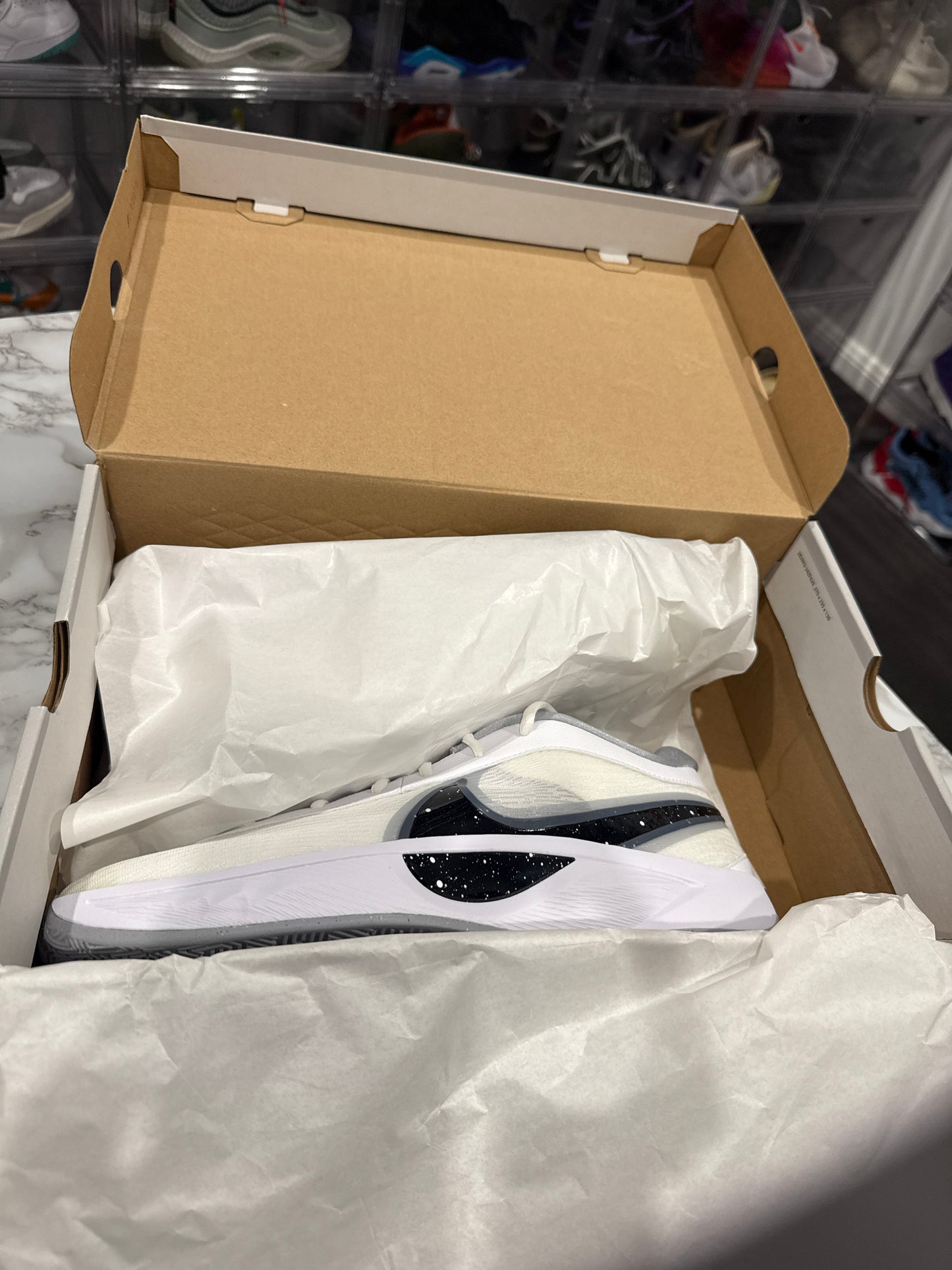 Giannis Freak 6 'White Black'